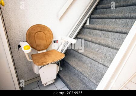 Monte-escalier automatique sur des personnes âgées et les personnes handicapées vers le haut et vers le bas dans une maison close-up Banque D'Images