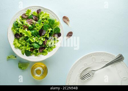 Repas de salade verte saine avec légumes frais sur fond de table bleu Banque D'Images