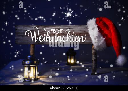 Signer Avec Calligraphie Allemand Frohe Weihnachten signifie joyeux Noël. La nuit de Noël avec la neige et la lampe. Banque D'Images