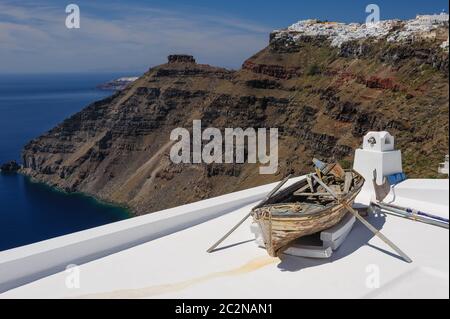 Vieux bateau en bois sur le toit à Firostefani, Santorin, Grèce Banque D'Images