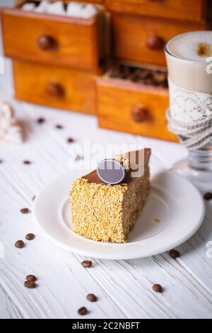 Walnut Cake avec des copeaux d'or sur une plaque blanche Banque D'Images