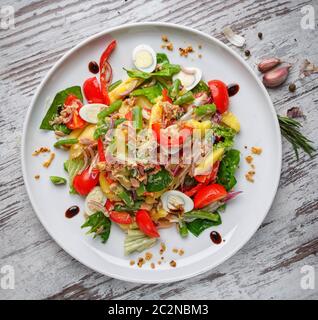 Plats sur la table dans le restaurant. Salade d'oeufs de cailles, les haricots en dosettes, tomates, oignons et d'autres ingrédients. Sur un fond clair. Flay la Banque D'Images
