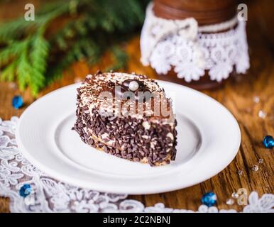 Un morceau de gâteau de café avec perle blanche et chocolat des miettes. Banque D'Images