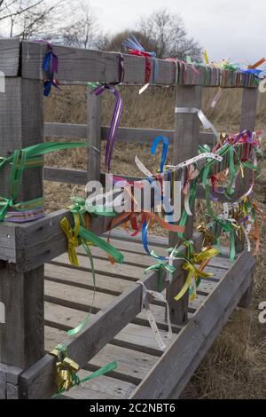 Désirs pont rambarde attachées avec des rubans de couleur Banque D'Images