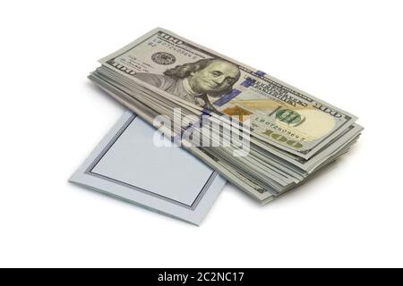 Billets de cent dollars se trouvent sur chéquier isolé sur fond blanc Banque D'Images