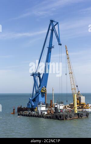 Cette barge-grue de levage lourd marine installation travaille dans le golfe ou la mer Banque D'Images