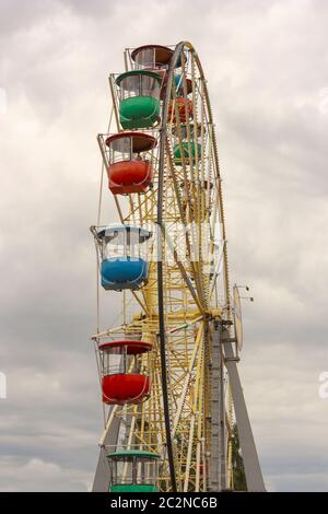 Atraktsion grande roue colorée contre le ciel Banque D'Images