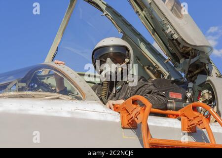 Pilote militaire dans le poste de pilotage d'un aéronef à réaction Banque D'Images