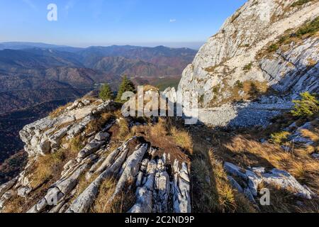 Paysage de montagne dans les montagnes Piatra Craiului, Roumanie Banque D'Images