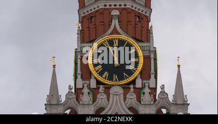 Moscow Kremlin horloge principale nommée sur Kuranti Spasskaya Bashnya 12 heures . La place Rouge. Banque D'Images