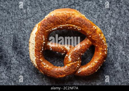 bretzels cuits au brun avec cristaux de sel Banque D'Images
