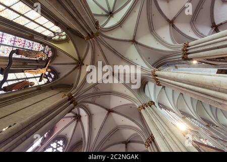 Plafond de l'intérieur et les colonnes de la cathédrale de Cologne Banque D'Images