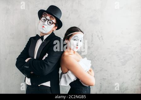 Deux comédiens interprétant mime en studio. Les artistes du théâtre de pantomime avec masques maquillage blanc sur les visages Banque D'Images