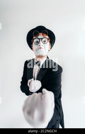 Comédie artiste mime en lunettes et masque de maquillage blanc. En fonction de la Pantomime, gants et chapeau. April Fools Day concept Banque D'Images