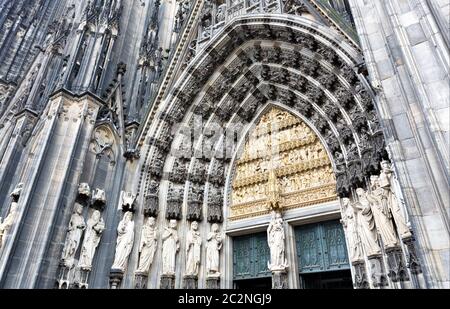 La cathédrale de Cologne. Figures de saints de grès au-dessus de l'entrée Banque D'Images