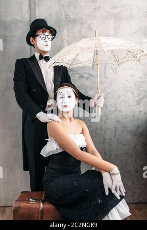 Les artistes du théâtre de pantomime posant avec vintage parapluie. Les acteurs de la scène de comédie Mime Banque D'Images