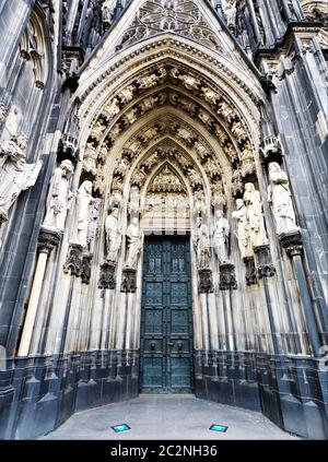 La cathédrale de Cologne. Figures de saints de grès au-dessus de l'entrée Banque D'Images