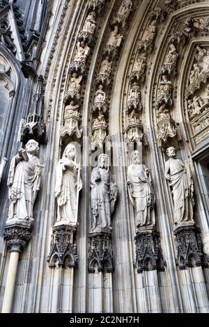 La cathédrale de Cologne. Figures de saints en grès Banque D'Images