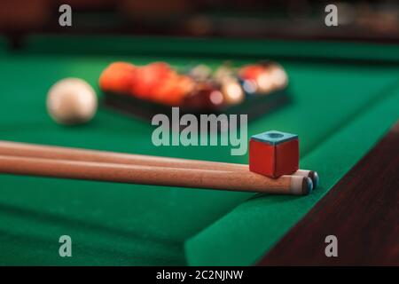 Des repères et de la craie sur une table de billard. Boules de billard en triangle sur l'arrière-plan. Banque D'Images