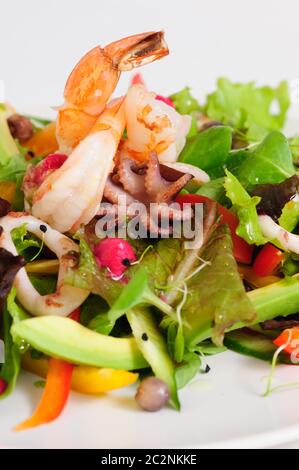 Une salade de fruits de mer avec des légumes frais Banque D'Images