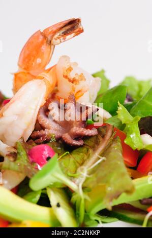 Une salade de fruits de mer avec des légumes frais Banque D'Images