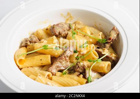 Pâtes penne avec viande de veau Banque D'Images