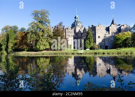 Château de Bueckeburg, qui se reflète dans la lande. Allemagne Banque D'Images