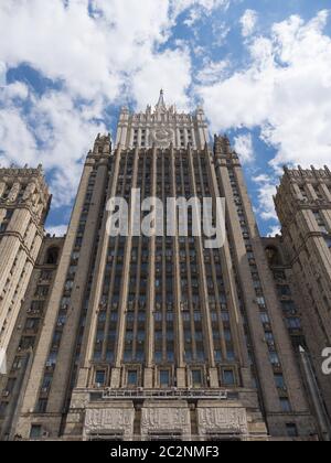 Le bâtiment principal du Ministère des Affaires étrangères est l'un des sept célèbres gratte-ciels, construit dans le style stalinien à Moscou Russ Banque D'Images