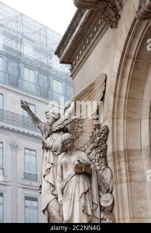 Paris, France - 17 mai 2019 : groupe sculptural de Poésie de François Jouffroy avec vue latérale qui ornent la façade de l'Opéra Garnier Banque D'Images