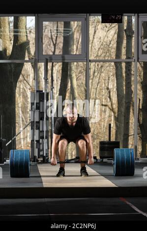 Deadlift tentative. Jeune homme essayant de soulever de lourdes barbell Banque D'Images