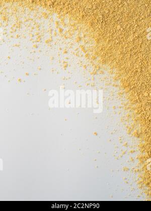 La levure alimentaire sur fond blanc. Levure inactive nutritionnelle vue d'en haut. Copier l'espace. La levure alimentaire est végétarien superfood avec fromage saveur, Banque D'Images
