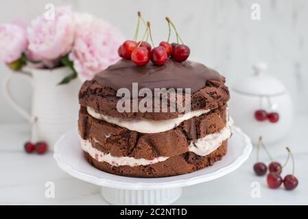 gâteau au chocolat noir de la forêt avec tarte aux cerises et glaçage au chocolat noir Banque D'Images