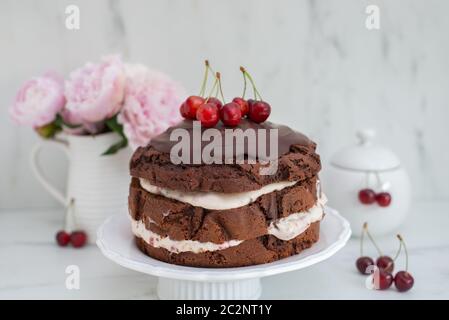 gâteau au chocolat noir de la forêt avec tarte aux cerises et glaçage au chocolat noir Banque D'Images