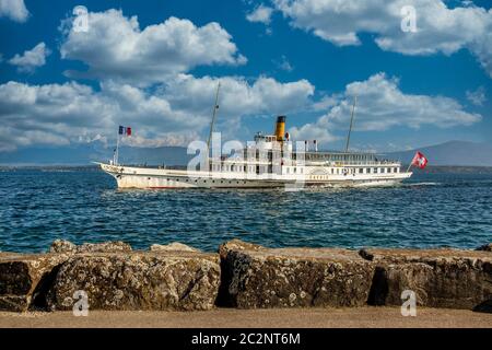 Ferry-boat (Savoie) planant sur le lac Léman par temps clair en Suisse, entouré de montagnes magnifiques et d'un ciel bleu, Banque D'Images