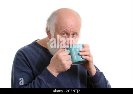 Homme âgé buvant dans une tasse, isolated on white Banque D'Images