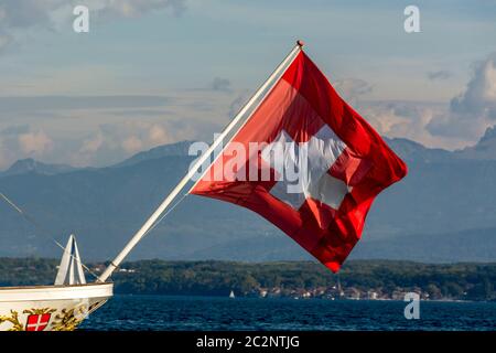 Drapeau suisse flottant sur un bateau à aubes naviguant sur le lac Léman pendant une journée ensoleillée en Suisse, Suisse Banque D'Images