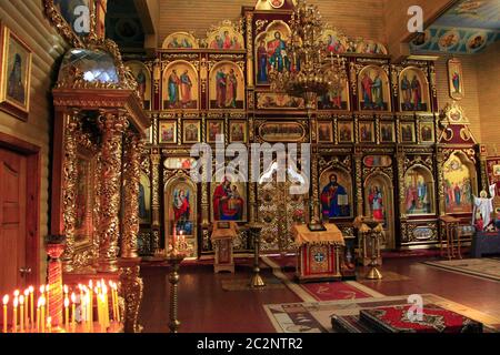 Magnifique iconostase avec des icônes anciennes dans des cadres dorés. Oeuvre religieuse d'art dans l'église Banque D'Images