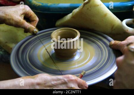 Processus de fabrication de poterie. Céramique d'argile. Art de la poterie. Classe de maître de l'argile sur la roue de potier Banque D'Images