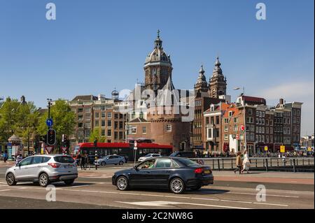 Vue d'Amsterdam rues autour de la Gare Centrale Banque D'Images