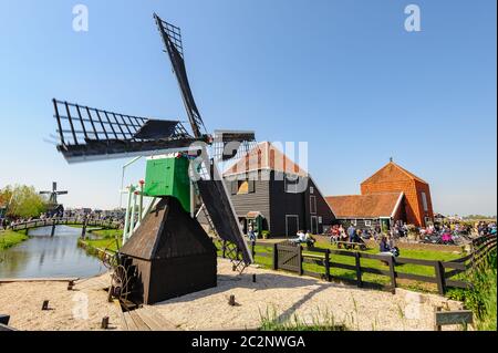 Maisons de village traditionnel néerlandais à Zaanse, Pays-Bas Banque D'Images