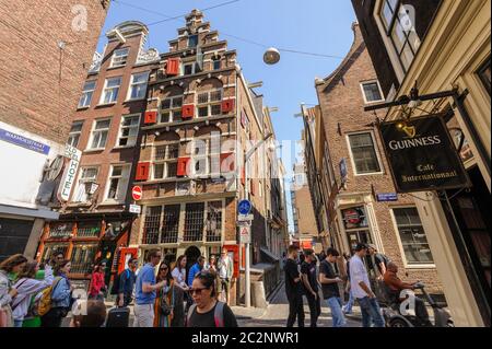 Les gens à rues d'Amsterdam pendant le printemps ! Banque D'Images