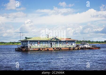 Vieux le stade d'atterrissage à l'ancre sur la Volga Banque D'Images