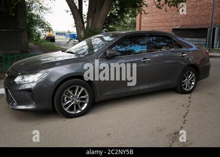 Kazakhstan, UST-Kamenogorsk - 21 mai 2020. Voiture Toyota Camry dans le parking. Banque D'Images