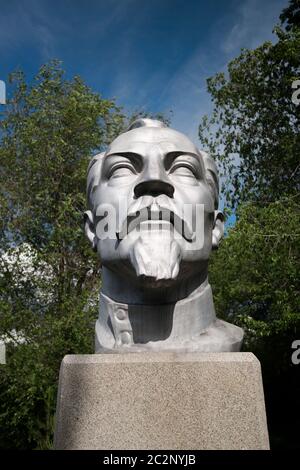 Kazakhstan, UST-Kamenogorsk - 21 mai 2020. Felix Dzerzhinsky buste dans le parc. années 2000. Banque D'Images