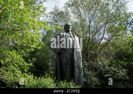 Kazakhstan, UST-Kamenogorsk - 21 mai 2020. Monument de Vladimir Lénine dans le parc. Sculpteur: Y.Vuchetich. 1958. Banque D'Images