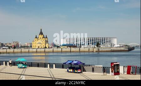 Vue depuis l'Embankment de Volga du nouveau stade et d'une cathédrale. Nijni Novgorod Banque D'Images