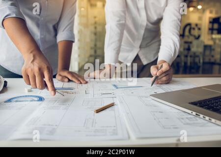 Les ingénieurs aident à concevoir des plans et à collaborer à l'analyse structurelle des types de projets. Banque D'Images