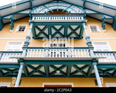 Très bien entretenu ancien bâtiment avec des balcons en bois et de belles décorations de toit Banque D'Images