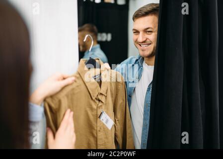 Couple shirts dans d'essayage, family shopping in clothes store. Les clients en boutique, les acheteurs dans le marché Banque D'Images