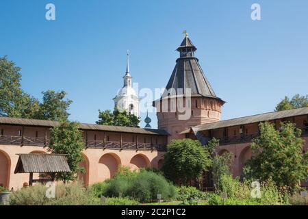 Mur et Spaso-Euthymius tour monastère à Suzdal. La Russie Banque D'Images